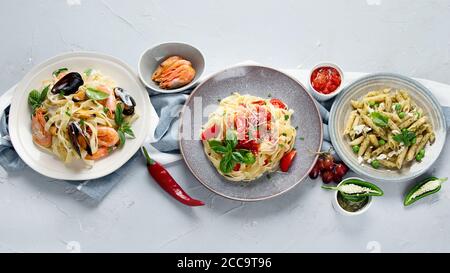 Teller von Pasta mit verschiedenen Arten von Saucen, Draufsicht. Italienisches Speisekonzept. Stockfoto