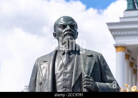 MOSKAU - AUG 09: Denkmal für Wladimir Lenin in Moskau am 09. August. 2020 in russland. Wladimir Lenin war ein russischer Revolutionär, Politiker Stockfoto