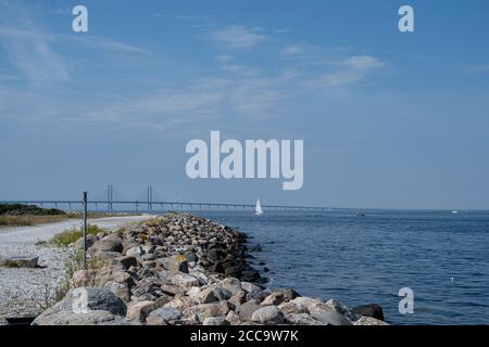 Die Öresundbrücke, die kombinierte Straßen- und Eisenbahnverbindung zwischen Schweden und Dänemark. Blick von der Insel, auf Schwedisch, in Malmö, Schweden Stockfoto