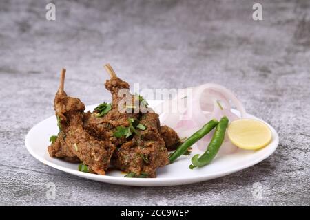 Bhuna Gosht Mutton Masala ODER indische Lammcurry mit Zwiebel Serviert in einem Teller über launischen Hintergrund Stockfoto