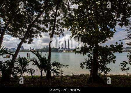 Architektur der Reflexionen in Keppel Bay bietet eine lebendige Aussicht am Wasser für Menschen, die anders bleiben wollen. Stockfoto