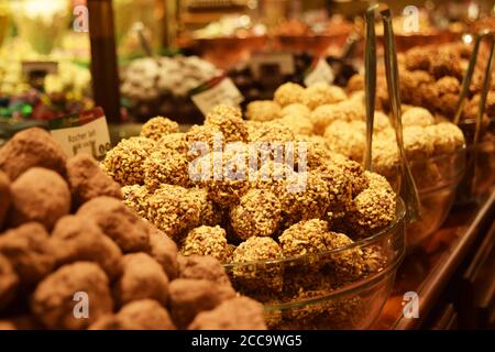 Köstliche belgische Trüffel im Schaufenster Stockfoto