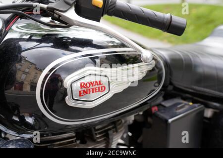 Bordeaux , Aquitaine / Frankreich - 08 16 2020 : Königlicher Enfield Motorrad Tank schwarz mit silbernem Emblem des indischen Vintage-Motorrad Stockfoto