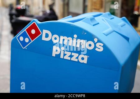 Bordeaux , Aquitaine / Frankreich - 08 16 2020 : Dominos Pizza Logo und Zeichen auf Lieferung Roller für Restaurant Domino's American Multinational Pizzas fas Stockfoto