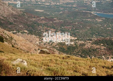 Das alte Bergdorf Speloncato in der Region Balagne Von Korsika mit dem Regino Tal und Lac de Codole In der Ferne Stockfoto