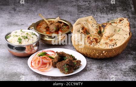 Hammelcurry serviert mit Zwiebel auf Holzgrund. Stockfoto