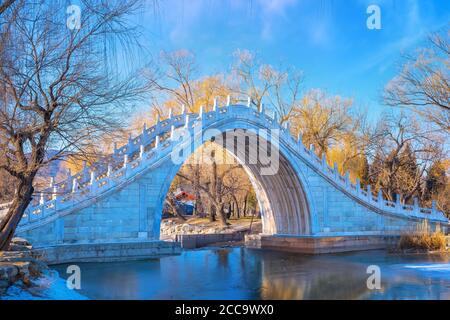 Peking, China - Jan 13 2020: Die Jade Belt Bridge ist eine Fußgängermondbrücke aus dem 18. Jahrhundert auf dem Gelände des Sommerpalastes, berühmt für mich Stockfoto