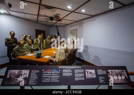 Surrender Chamber Wachsfiguren, genaue Einrichtung der Briten nicht Singapur von den Japanern in einem Kapitulationsvertrag in Fort Siloso, Sentosa zu verteidigen Stockfoto