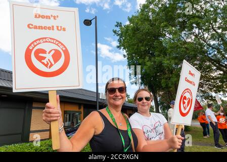 London Southend Airport, Essex, Großbritannien. 20. August 2020. EasyJet hat die vollständige Schließung ihres Stützpunktes am Londoner Flughafen Southend aufgrund des Abschwungs der COVID-19 angekündigt, nachdem eine Beratungsphase abgeschlossen wurde, in der gehofft wurde, dass einige Flüge den Flughafen weiterhin auf reduzierter Servicebasis nutzen würden. Unite the Union und die Mitarbeiter von easyJet protestieren gegen den Umzug, wobei ein Banner mit der Aufschrift „Easy Option taken“ ihre Gefühle hervorhebt. Die Flüge sollen am 1. September eingestellt werden Stockfoto