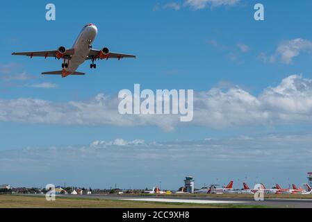 London Southend Airport, Essex, Großbritannien. 20. August 2020. EasyJet hat die vollständige Schließung ihrer Basis am London Southend Airport angekündigt, nachdem eine Beratungsperiode abgeschlossen wurde, in der gehofft wurde, dass einige Flüge den Flughafen weiterhin auf reduzierter Servicebasis nutzen würden. Die Flüge sollen am 1. September eingestellt werden. EasyJet-Flugzeuge starten nach Alicante und starten über geerdete easyJet-Flugzeuge Stockfoto