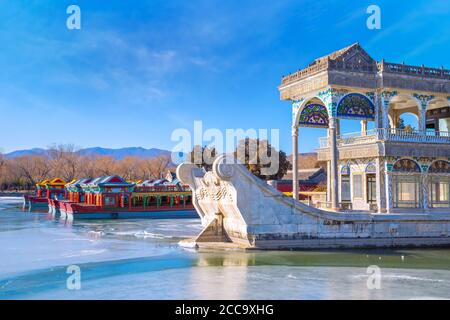 Beijing, China - Jan 13 2020: Marble Boat (AKA Boot of Purity and Ease) ist ein Pavillon am See des Pekinger Sommerpalastes, der erstmals 1755 errichtet wurde Stockfoto