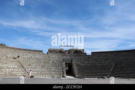 Rom, Italien. August 2020. Besucher besuchen den Archäologischen Park von Ostia Antica in Rom, Italien, 19. August 2020. Ostia Antica ist eine große archäologische Stätte in der Nähe der modernen Stadt Ostia. Die Website stammt aus dem 4. Jahrhundert v. Chr., nach Studien. Quelle: Cheng Tingting/Xinhua/Alamy Live News Stockfoto