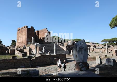 Rom, Italien. August 2020. Besucher besuchen den Archäologischen Park von Ostia Antica in Rom, Italien, 19. August 2020. Ostia Antica ist eine große archäologische Stätte in der Nähe der modernen Stadt Ostia. Die Website stammt aus dem 4. Jahrhundert v. Chr., nach Studien. Quelle: Cheng Tingting/Xinhua/Alamy Live News Stockfoto