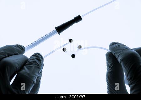 Organ auf Chip OOC und Labor auf Chip LOC - microfluidic Gerät Chip, der biologische Organe und Laborgerät simuliert. Prototyp des Design Lab-on-a Stockfoto