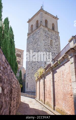 Torre Nueva der Kirche Santa Maria la Mayor, Trujillo, Spanien. Blick von der Straße in der Innenstadt Stockfoto