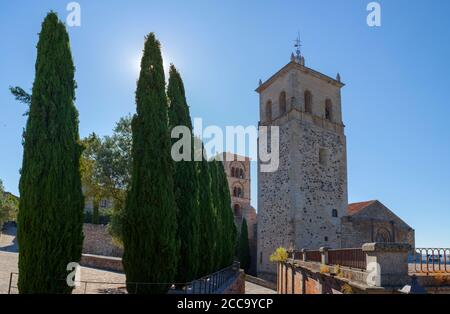 Torre Nueva der Kirche Santa Maria la Mayor, Trujillo, Spanien. Blick von der Straße in der Innenstadt Stockfoto