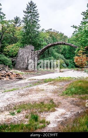 Rakotzbrücke (Rakotzbrücke, Teufelsbrücke) in Kromlau, Azaleen und Rhododendron Park, Sachsen - Sachsen, Deutschland Stockfoto