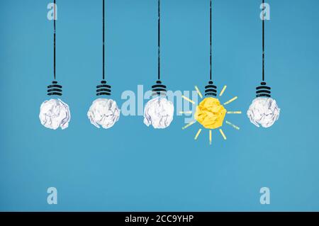 Reihe von Papier Ball Glühbirnen mit einer beleuchtet, Brainstorming und mit einem Konzept Idee Stockfoto
