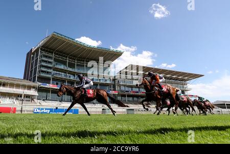 Happy Romance von Sean Levey (links) gewinnt die Goffs UK Premier Yearling Stakes am zweiten Tag des Yorkshire Ebor Festivals auf der York Racecourse. Stockfoto