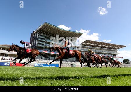 Happy Romance von Sean Levey (links) gewinnt die Goffs UK Premier Yearling Stakes am zweiten Tag des Yorkshire Ebor Festivals auf der York Racecourse. Stockfoto