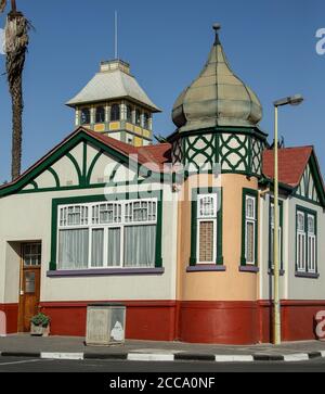 Kunstvolles, deutsches Kolonialgebäude in Swakopmund Stockfoto