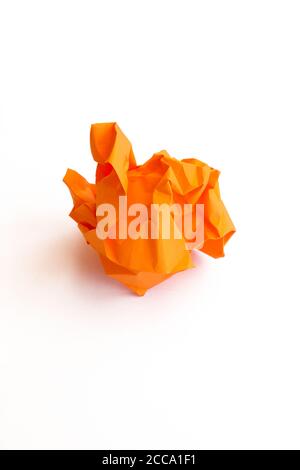 Zerknittertes orangefarbenes Papier isoliert auf Weiß. Vertikal Stockfoto