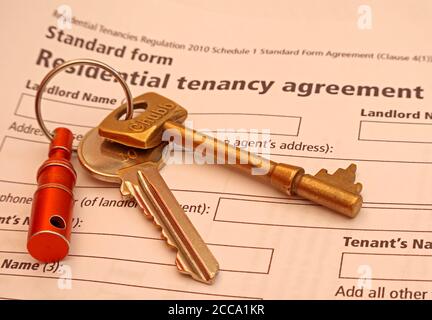 Mietvertrag mit Türschlüsseln, Sozialwohnungs- und Ratsmietvertrag Stockfoto