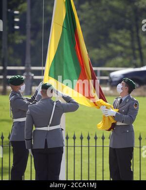 Berlin, Deutschland. August 2020. Soldaten des Bundeswehrbataillons heben die Flagge der Demokratischen Sozialistischen Republik Sri Lanka vor Schloss Bellevue mit Masken, um Mund und Nase zu schützen, nachdem der neue Botschafter dem Bundespräsidenten die Beglaubigungsschreiben übergeben hat. Quelle: Wolfgang Kumm/dpa/Alamy Live News Stockfoto