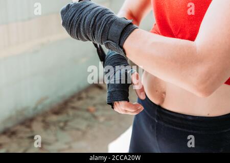 Nahaufnahme von fit, junge Frau legte Boxen Wraps, Verband auf ihre Hände. Boxen, sportliche Aktivität Stockfoto