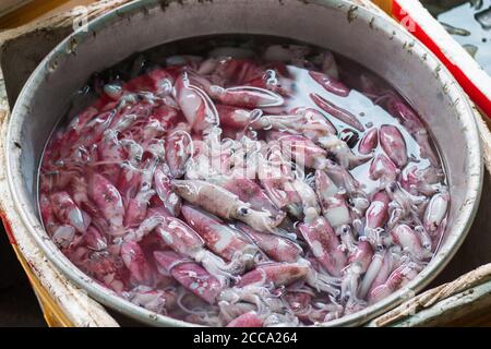 Fisch wird vor dem Grillen in einer Marktstraße in Asien gewaschen. Die ganze Zeit ist dieses Essen frisch. Stockfoto