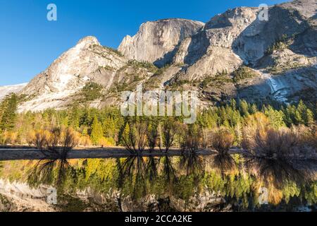 USA, Kalifornien: Der Half Dome, emblematische Granitkuppel im Yosemite National Park, Berge der Sierra Nevada Stockfoto