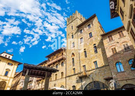 Arezzo, Toskana - Italien: Der Hauptplatz der Piazza Grande Stockfoto