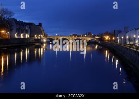 Ayr, Ayrshire, Schottland, Großbritannien. Der berühmte Auld Brig von Ayr, der den Fluss Ayr überquert und im Robert Burns Gedicht „die Brigs von Ayr“ vorgestellt wurde Stockfoto