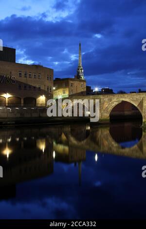 Ayr, Ayrshire, Schottland, Großbritannien. Der berühmte Auld Brig von Ayr, der den Fluss Ayr überquert und im Robert Burns Gedicht „die Brigs von Ayr“ vorgestellt wurde Stockfoto