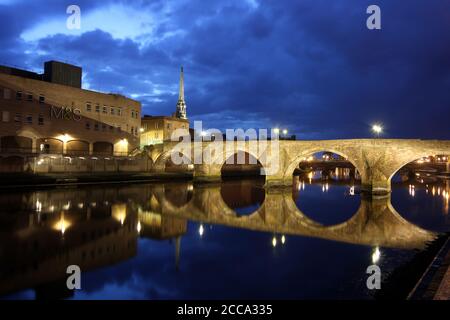 Ayr, Ayrshire, Schottland, Großbritannien. Der berühmte Auld Brig von Ayr, der den Fluss Ayr überquert und im Robert Burns Gedicht „die Brigs von Ayr“ vorgestellt wurde Stockfoto