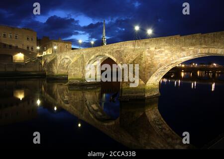 Ayr, Ayrshire, Schottland, Großbritannien. Der berühmte Auld Brig von Ayr, der den Fluss Ayr überquert und im Robert Burns Gedicht „die Brigs von Ayr“ vorgestellt wurde Stockfoto
