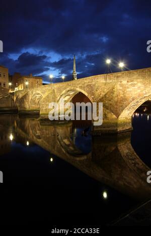 Ayr, Ayrshire, Schottland, Großbritannien. Der berühmte Auld Brig von Ayr, der den Fluss Ayr überquert und im Robert Burns Gedicht „die Brigs von Ayr“ vorgestellt wurde Stockfoto