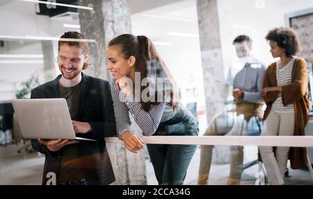 Gruppe von jungen Unternehmern und Designern. Arbeiten sie auf neues Projekt. Start-up-Konzept. Stockfoto