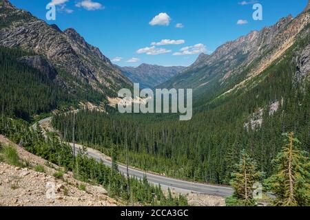 MAZAMA, WASHINGTON, USA - 02. Aug 2020: Blick auf den Highway 20 und die Cascades, Blick Richtung Osten vom Washington Peak. Stockfoto