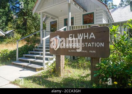 ELWHA , WASHINGTON, USA - Jul 21, 2020: Die Elwha Ranger Station im Olympischen Nationalpark in Washington bleibt vom Fahrzeug abgeschnitten Stockfoto