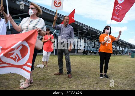 Mitarbeiter von Unite und easyJet protestieren vor dem Flughafen Southend in Essex nach der Entscheidung von easyJet, eine Reihe von britischen Stützpunkten in Stansted, Southend und Newcastle zu schließen, wo die Fluggesellschaft den Betrieb ab Ende des Monats einstellen wird. Stockfoto