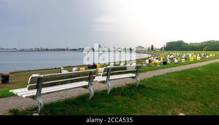 Parkbank auf einem Deich am Strand von Cuxhaven, Deutschland. Stockfoto