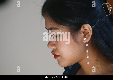 Berlin, Deutschland. August 2020. Vonglina Meas, Tochter der neuen Botschafterin des Königreichs Kambodscha in Deutschland, unterschreibt das Gästebuch im Schloss Bellevue. Quelle: Wolfgang Kumm/dpa/Alamy Live News Stockfoto