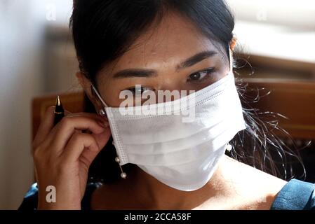 Berlin, Deutschland. August 2020. Vonglina Meas, Tochter der neuen Botschafterin des Königreichs Kambodscha in Deutschland, unterschreibt das Gästebuch im Schloss Bellevue. Quelle: Wolfgang Kumm/dpa/Alamy Live News Stockfoto