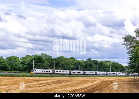 Avanti West Coast Zug in Winwick auf der West Coast Main Line. Pendolino Kippzug. Stockfoto