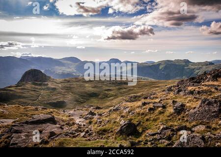 Das Seengebiet fällt in Richtung Shelter Crags und Bow fiel von den Langdales. Stockfoto