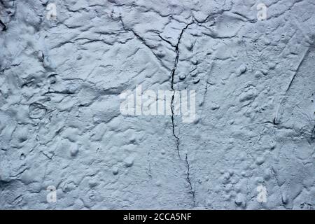 Alterung, Abschälen, Risse, hitzereflektierende Farbe an einer Außenwand Stockfoto