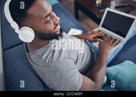 Zufrieden bärtigen Mann hört die Musik Stockfoto