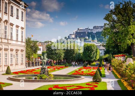 Blick auf den Mirabellgarten und die Festung Hohensalzburg Sommer Stockfoto