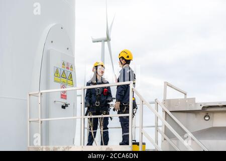 Asiatische Mann und Frau Inspektionsingenieure Vorbereitung und Fortschrittskontrolle einer Windkraftanlage mit Sicherheit im Windpark in Thailand. Stockfoto